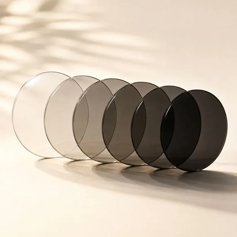 Demonstração de lentes Transitions claras em ambiente interno e escuras no sol