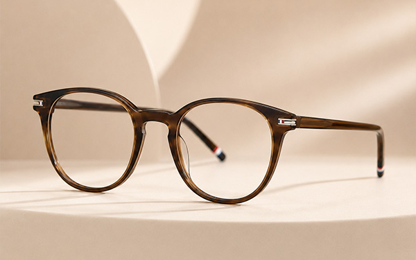 Óculos Tommy Hilfiger em perspectiva sobre fundo clean e elegante