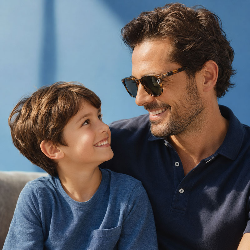 Pai e filho usando óculos na campanha do Mês dos Pais da Ótica Yelloovi